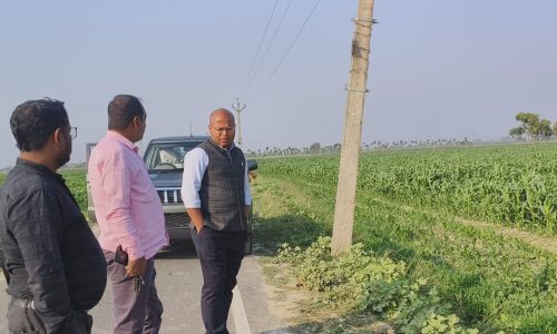 अंचल भवन निर्माण के लिए जमीन अधिग्रहण को लेकर स्थल निरीक्षण में पहुंचे अधिकारी।