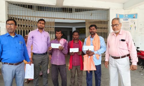 डूबने से हुई मौत के मामलों में परिजनों को मिली सरकारी सहायता, चार-चार लाख रुपये के चेक वितरित