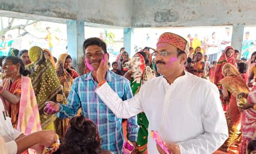 कांग्रेस ने अनोखे अंदाज में होली मिलन समारोह का किया आयोजन
