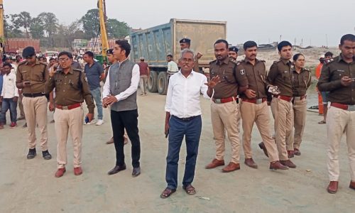 मनिहारी में अधिकारियों द्वारा जहाजों का औचक निरीक्षण