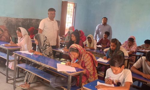 उत्क्रमित मध्य विद्यालय भोलाडांगी में वार्षिक परीक्षा शांतिपूर्ण वातावरण में हो रहा है संचालित