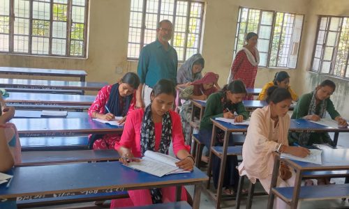 10+2 उत्क्रमित उच्च माध्यमिक विद्यालय बैंदा के 483 छात्र छात्राओं ने कदाचार मुक्त परीक्षा में लिया भाग