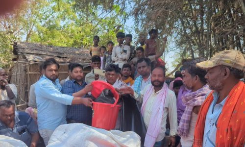 23 अग्निकांड के पड़ितों को सीओ के द्वारा किया गया आपदा किट का  वितरण