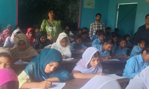 उत्क्रमित मध्य विद्यालय कचौरा पश्चिम में कदाचार मुक्त परीक्षा जारी है