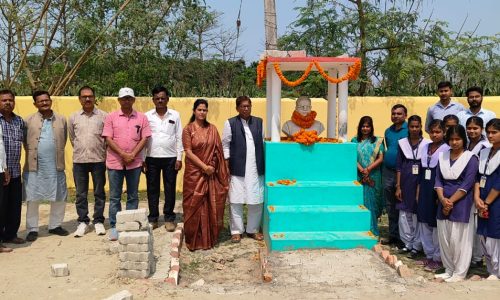 विद्यालय परिसर में स्थापित किए गए डॉ० लोहिया की प्रतिमा पर सभी ने किया माल्यार्पण