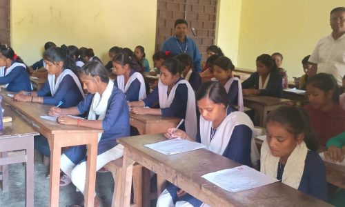 नवमी एवं ग्यारहवीं की परीक्षा शांतिपूर्ण वातावरण में जारी ।