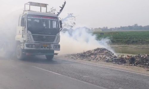सड़क किनारे कचरा जलाने से फैल रही है प्रदूषण , दुर्घटना होने की भी आशंका ।