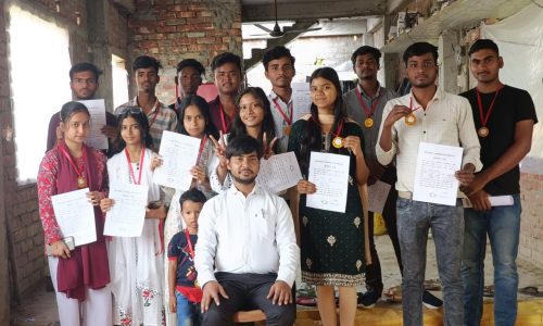 इंटर परीक्षा में टॉपर को कौचिगं संचालक द्वारा दी गई बधाई ।