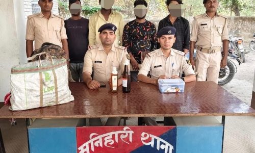 मनिहारी पुलिस की बड़ी कार्रवाई: शराब तस्करी और हथियार के साथ चार गिरफ्तार