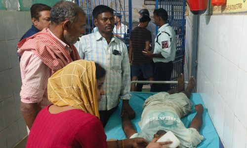 बाइक सवार को पिकअप गाड़ी ने मारी ठोकर, बाइक चालक गंभीर रूप से घायल