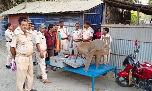 फरार आरोपी के घर पर मनिहारी पुलिस की कुर्की जब्ती