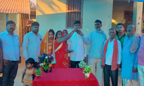 मैट्रिक में अव्वल अंक से अंकित उत्तीर्ण होने पर गांव में किया अभिनंदन ।