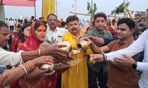 मनिहारी के उत्तरायण गंगा तट पर चैती छठ की धूम, हजारों श्रद्धालुओं ने दिया अर्घ्य।