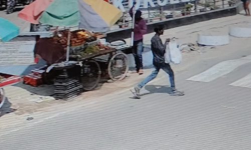 दिनदहाड़े दुकान के सामने से पान मसाला का थैला लेकर चोर हुआ फरार ।