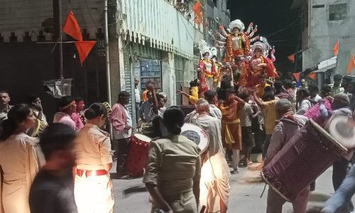 मनिहारी में चैती दुर्गा प्रतिमा का भावभीना विसर्जन, विधि व्यवस्था में जुटे रहे पुलिस बल।
