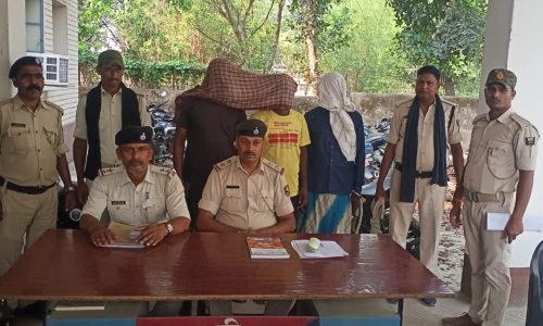 मनिहारी में विशेष छापामारी अभियान, फरार अभियुक्त समेत तीन गिरफ्तार