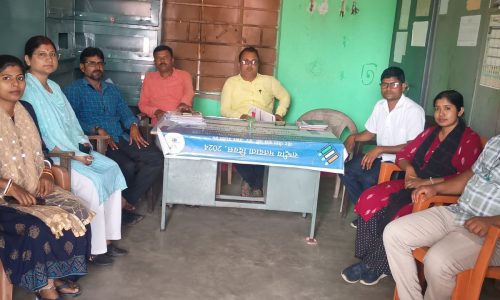 उत्क्रमित मध्य विद्यालय गैरिया में शत प्रतिशत छात्र छात्राएं स्कूल ड्रेस में विद्यालय आते हैं