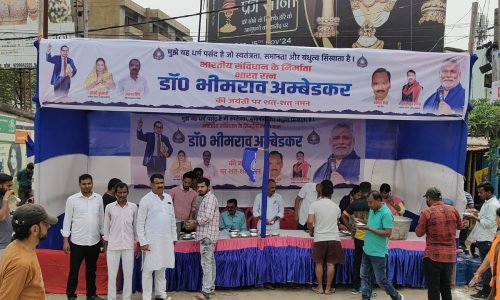 खीर व मिठाई वितरण कर मनाई गई संविधान निर्माता बाबा साहेब की जयंती सांसद प्रतिनिधि नैयर मसूद खान के नेतृत्व में लगाया गया स्टॉल
