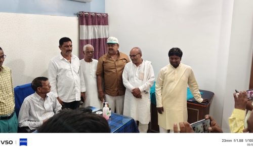 नवाबगंज में ओम क्लीनिक का भव्य शुभारंभ, विधायक मनोहर प्रसाद सिंह ने किया उद्घाटन।