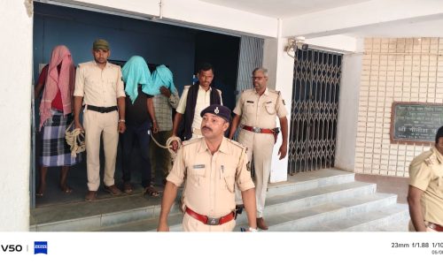 भूमि विवाद में चचेरे भाई ने की भाई की हत्या, महज तीन घंटे में घटना कारित करनेवाले हत्यारोपी भाईयों को पुलिस ने धर दबोचा।