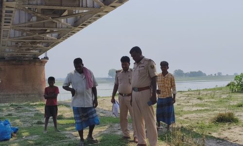 कोसी रेलवे पुल के नीचे क्षत विक्षत अवस्था में शव बरामद।