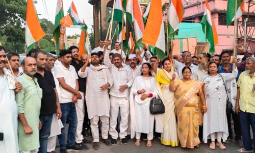 सेना का मनोबल बढ़ाने के लिए कटिहार जिला कांग्रेस ने निकाला तिरंगा यात्रा ।