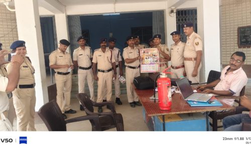 मनिहारी थाना परिसर में मॉक ड्रिल, अग्निशमन कर्मियों ने दिया फायर सेफ्टी का प्रशिक्षण।