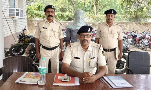 मनिहारी पुलिस ने 12 लीटर देशी शराब के साथ तस्कर को दबोचा, बाइक जब्त।