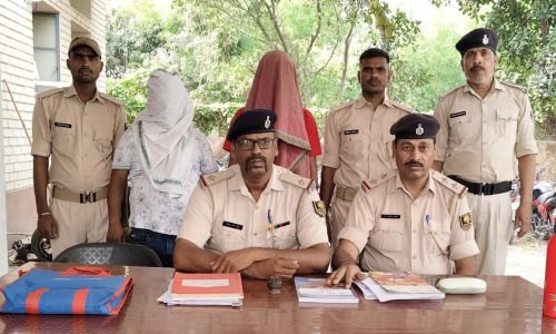 विशेष छापेमारी में दो फरार अभियुक्त गिरफ्तार, चोरी की बाइक व मोबाइल बरामद
