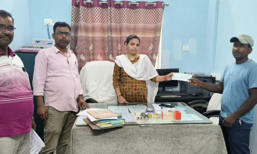 डूबने से मृत नेहा कुमारी के आश्रित को मिला चार लाख का अनुग्रह अनुदान