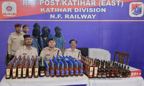 मालदा -कटिहार पैसेंजर ट्रेन से चार व्यक्ति सहित विदेशी शराब को जब्त ।