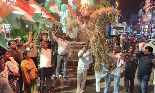 जिला कांग्रेस ने मोदी एवं नीतीश सरकार का किया पुतला दहन