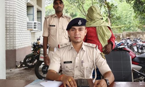 मनिहारी पुलिस ने 52 लीटर देशी शराब के साथ तस्कर को किया गिरफ्तार, एक फरार