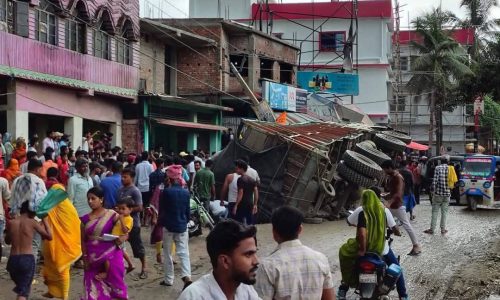 बारसोई में सड़क दुर्घटना ट्रक पलटने से ऑटो और टोटो क्षतिग्रस्त कोई जनहानि नहीं, दो घंटे कि मशक्कत के बाद यातायात बहाल।