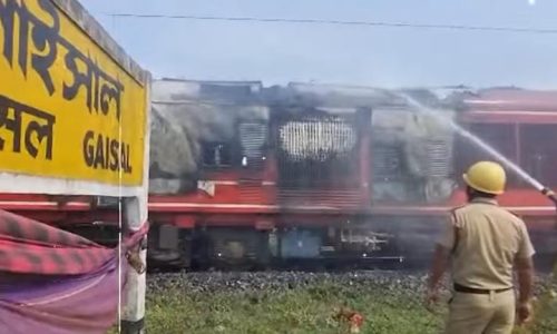 गायशल रेलवे स्टेशन पर  सिलीगुड़ी-राधिकापुर डेमू पैसेंजर ट्रेन के इंजन में अचानक लगी आग