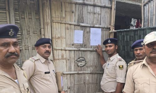 हत्या के प्रयास के मामले में फरार अभियुक्तों के घर चस्पा हुआ 82 का इश्तेहार