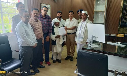 मनिहारी में ट्रेन संचालन की मांग को लेकर नागरिक संघर्ष समिति ने रेलवे को सौंपा ज्ञापन।