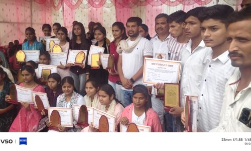 शहीदों को श्रद्धांजलि व मेधावी छात्रों का सम्मान: मिर्जापुर खेल मैदान में आयोजित हुआ प्रेरणादायक समारोह।