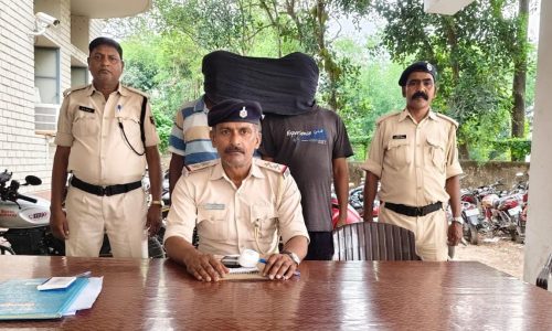 गुप्त सूचना पर छापेमारी, 72 लीटर देशी शराब के साथ दो तस्कर गिरफ्तार।