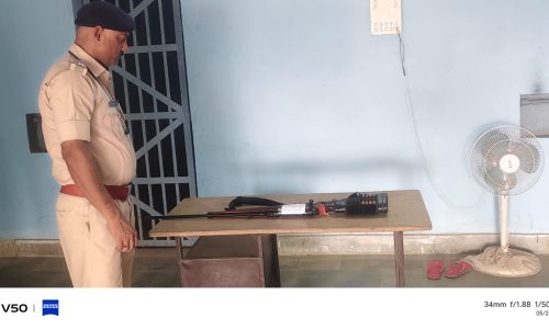 मनिहारी पुलिस की तीहरी कार्रवाई: लाइसेंसी राइफल बरामद, एनबीडब्ल्यू वारंटी गिरफ्तार, 80 हजार का ई-चालान