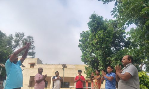 विश्व योग दिवस के मौके पर लोगों ने किया योगाभ्यास।