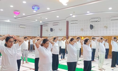 अंतर्राष्ट्रीय योग दिवस के अवसर परडीआरएम व अन्य रेल अधिकारियों ने किया योगाभ्यास