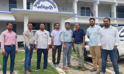 मनिहारी में वेतन विसंगति और पुरानी पेंशन बहाली की मांग को लेकर तीन दिवसीय काला दिवस शुरू, लिपिकों ने किया प्रदर्शन