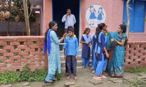 गर्मी की छुट्टियों के बाद कन्या मध्य विद्यालय में तिलक लगाकर हुआ छात्रों का स्वागत