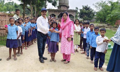उत्क्रमित मध्य विद्यालय शिशिया में पहले दिन छात्र-छात्राओं का किया गया स्वागत।
