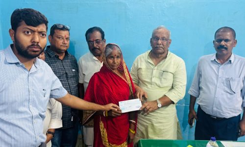 नदी में डूबने वाले के परिजनों को पूर्व उपमुख्यमंत्री ने बांटा चेक