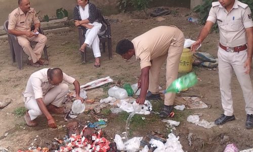 मनिहारी थाना परिसर में 200 लीटर देशी विदेशी शराब विनष्ट किया गया