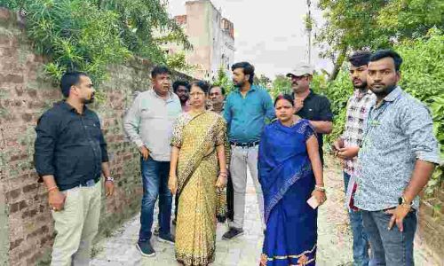 वार्ड नंबर 44 के विकास कार्यों का निरीक्षण करने पहुंची महापौर उषा देवी अग्रवाल