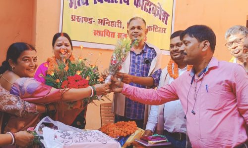 प्रधान शिक्षक बने नमिता, संजय व अभय को भावभीनी विदाई, जनार्दन पासवान को सौंपा गया विद्यालय प्रभार।