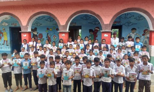 उत्क्रमित मध्य विद्यालय बभनगांव के छात्र-छात्राओं को स्कूल बैग किया वितरण  -छात्र-छात्राए बैग,कॉपी,किताब मिलने से काफी खुश हैं